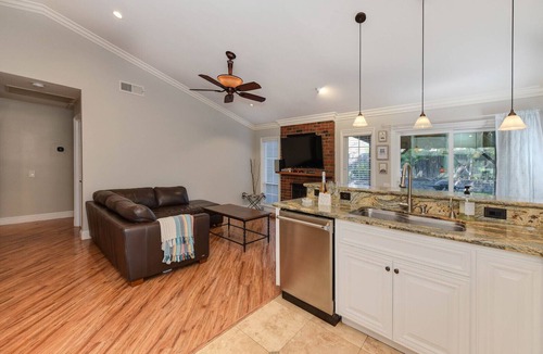 Antelope House | Cozy family home in prime location, chef's kitchen, BBQ!