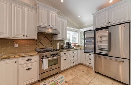 Antelope House | Cozy family home in prime location, chef's kitchen, BBQ!