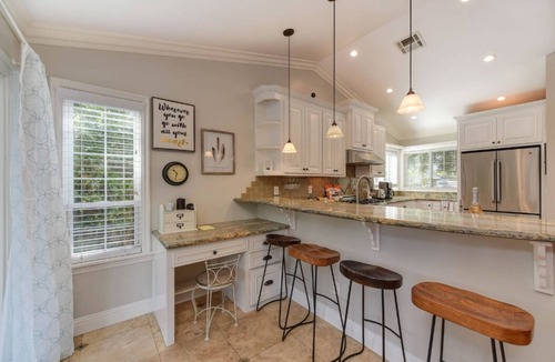Antelope House | Cozy family home in prime location, chef's kitchen, BBQ!