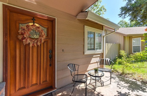 Antelope House | Cozy family home in prime location, chef's kitchen, BBQ!