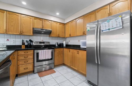 Churchill Meadows House | Cozy Family Home | Netflix, Backyard & Quiet Area
