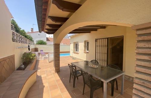 L'Escala Villa | Cozy family house with private pool