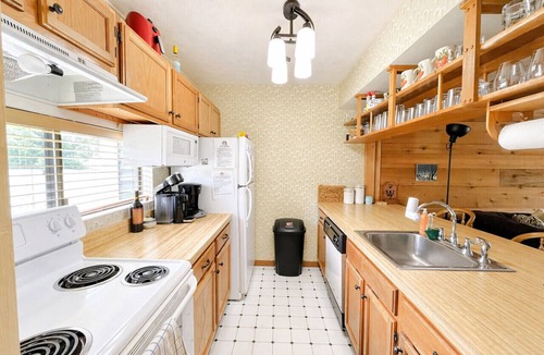 Hidden Valley Apartment | 🌷 Cozy Family Retreat | Pool Access, Wooded Setting & Games