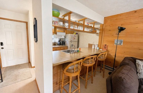 Hidden Valley Apartment | 🌷 Cozy Family Retreat | Pool Access, Wooded Setting & Games