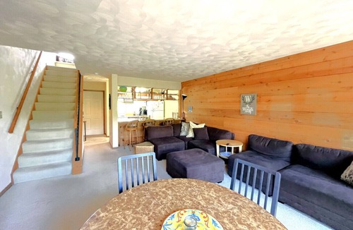 Hidden Valley Apartment | 🌷 Cozy Family Retreat | Pool Access, Wooded Setting & Games