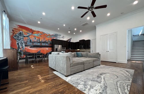 Central Southwest House | Cozy family-sized townhouse - 5 minutes to NRG stadium!