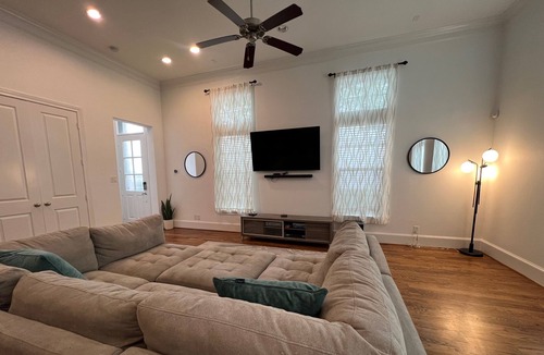 Central Southwest House | Cozy family-sized townhouse - 5 minutes to NRG stadium!