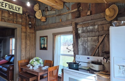 Protem Cabin | Cozy Farm Cabin, Rustic Charm/Modern Luxury/couples Romantic getaway/Hot Tub