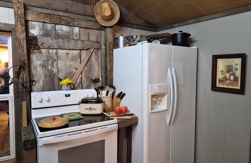 Protem Cabin | Cozy Farm Cabin, Rustic Charm/Modern Luxury/couples Romantic getaway/Hot Tub