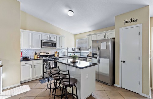 Biggs Field House | Cozy Farm House Home Located Near Main Freeways SUPER HOST on other platforms