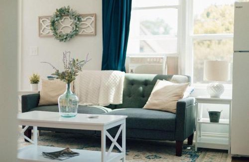 Bristol Apartment | Cozy Farmhouse Apartment in Bristol 2 bed 1 bath