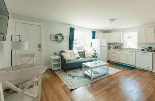 Bristol Apartment | Cozy Farmhouse Apartment in Bristol 2 bed 1 bath