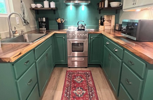 Gregg County Cabin | Cozy farmhouse cabin near Kilgore and Longview