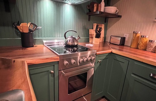 Gregg County Cabin | Cozy farmhouse cabin near Kilgore and Longview