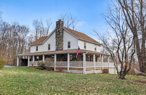 Tannersville House | Cozy Farmhouse - Fireplace, Backyard, BBQ, Games - 3 MIN TO CAMELBACK
