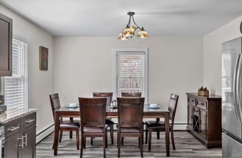 Tannersville House | Cozy Farmhouse - Fireplace, Backyard, BBQ, Games - 3 MIN TO CAMELBACK