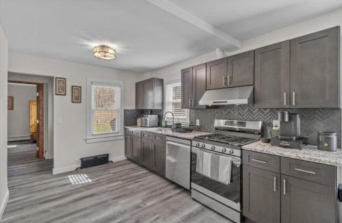 Tannersville House | Cozy Farmhouse - Fireplace, Backyard, BBQ, Games - 3 MIN TO CAMELBACK