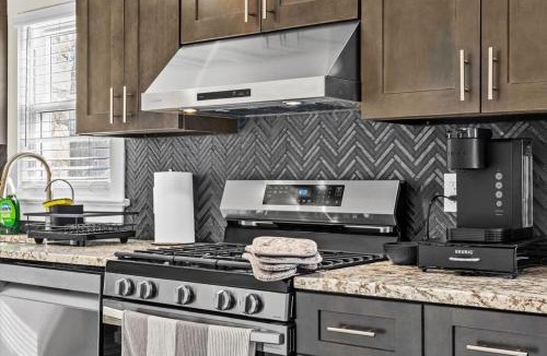 Tannersville House | Cozy Farmhouse - Fireplace, Backyard, BBQ, Games - 3 MIN TO CAMELBACK