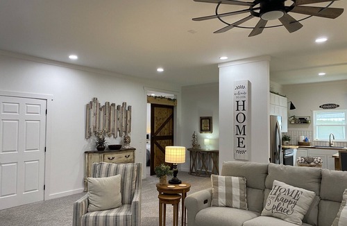 Mount Vernon House | Cozy Farmhouse in Mount Vernon