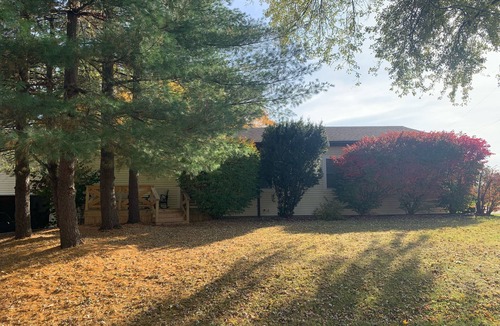 Mount Vernon House | Cozy Farmhouse in Mount Vernon