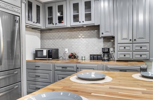 Del Valle Other | Cozy farmhouse w/Firepit l 5 min COTA l Pet Friendly