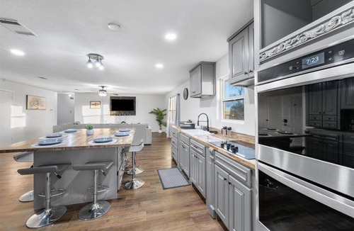 Del Valle Other | Cozy farmhouse w/Firepit l 5 min COTA l Pet Friendly