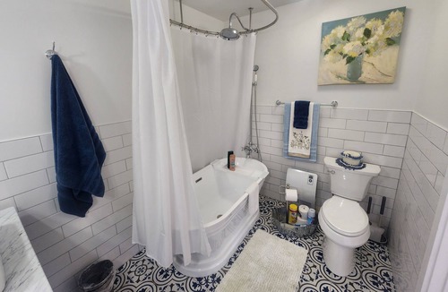Warrenton Other | Cozy farmhouse with kitchenette, pool & bbq in historic downtown Warrenton NC.
