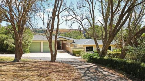 Pokeno House | Cozy FarmStay with Spa