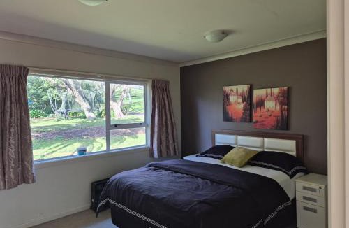 Pokeno House | Cozy FarmStay with Spa