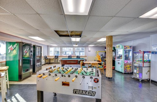 Bostwick Park Apartment | Cozy Florida Getaway with Pool Access and Ocean Views!