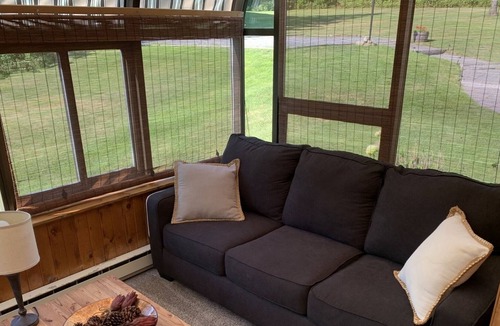 Grange Landing Cottage | Cozy FLX Getaway with Pool, Close to Wineries and Lake