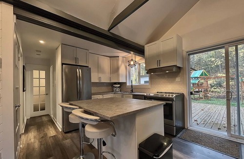 Saint Come Cabin | Cozy Forest Chalet in a Private Domain – Beaches, Lake & Ski Nearby