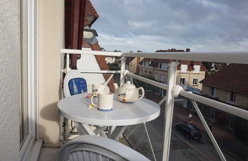 Merville-Franceville-Plage Apartment | Cozy 2-Room Apartment with Pool, Balcony, and WiFi - Near the Beach!