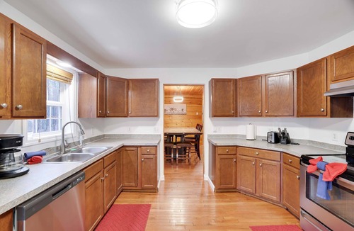 Hickory Hills Apartment | Cozy Freeland Retreat- Firepit Pool Table Hot Tub