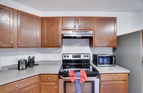 Hickory Hills Apartment | Cozy Freeland Retreat- Firepit Pool Table Hot Tub