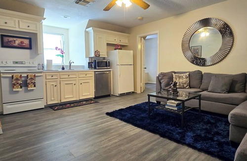 Memorial Northwest Apartment | Cozy French Getaway! With full kitchen, workspace, treadmill and grill.nn