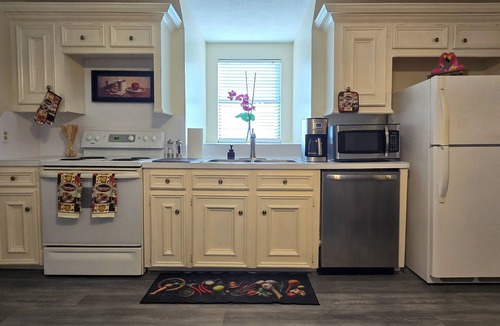 Memorial Northwest Apartment | Cozy French Getaway! With full kitchen, workspace, treadmill and grill.nn