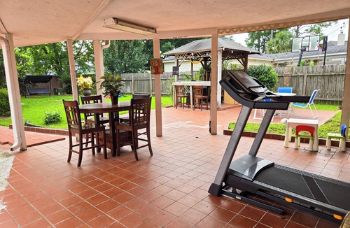 Memorial Northwest Apartment | Cozy French Getaway! With full kitchen, workspace, treadmill and grill.nn