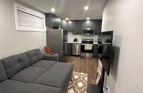 Regina House | Cozy Fully Furnished 1BR Suite in Regina