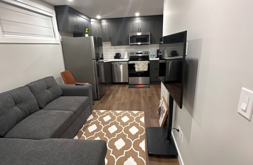 Regina House | Cozy Fully Furnished 1BR Suite in Regina