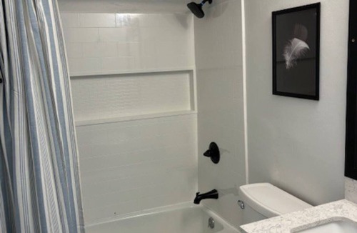 Granite City Apartment | Cozy Fully Remodeled Elegant 2 BR Apartment Near Giant Park!
