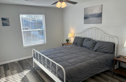 Granite City Apartment | Cozy Fully Remodeled Elegant 2 BR Apartment Near Giant Park!