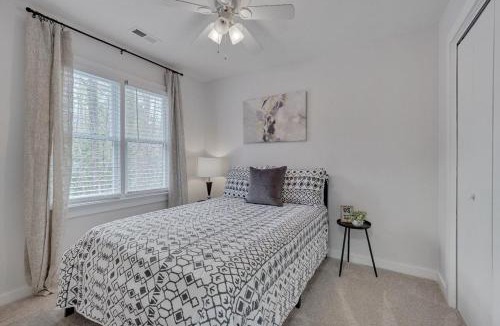 North Raleigh House | Cozy Fully-Renovated 2 BRM 2 Bath Near North Hills