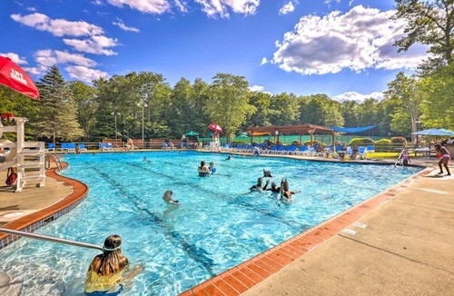 Gouldsboro Ski Chalet | Cozy Fun Chalet: Game rm-Gym-Firepit-EV Charger-Pet Friendly, Cmty Beach & Pool!