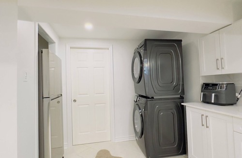 Richmond Hill House | Cozy Furnished 1-Bedroom with Free Parking & Private Access