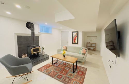 Richmond Hill House | Cozy Furnished 1-Bedroom with Free Parking & Private Access