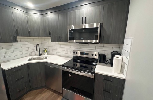 Regina House | Cozy Furnished 1BR Suite in Regina