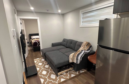 Regina House | Cozy Furnished 1BR Suite in Regina