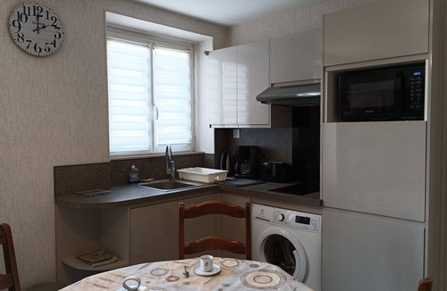 Bazoches-les-Gallerandes Apartment | Cozy Getaway in Bazoches-Les-Gallerandes - 2BR, Full Kitchen, TV, Shared Courtyard