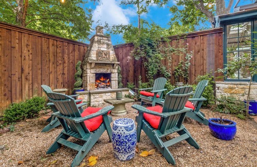 Lakewood Cottage | Cozy Garden Cottage in Historic District